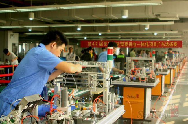 承办各类技能竞赛，提供全面的技术支持——中心为中国队参加2013年第42届世界技能竞赛机电一体化项目提供技术指导。