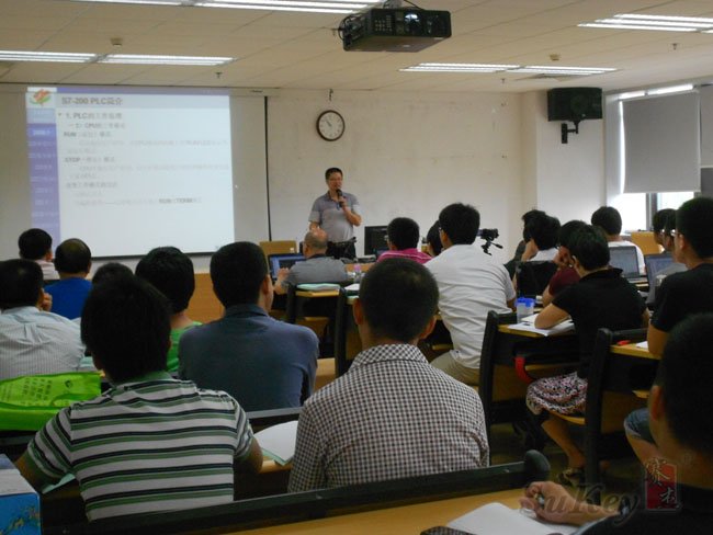 聘请经验丰富的专业课教授为学生授课