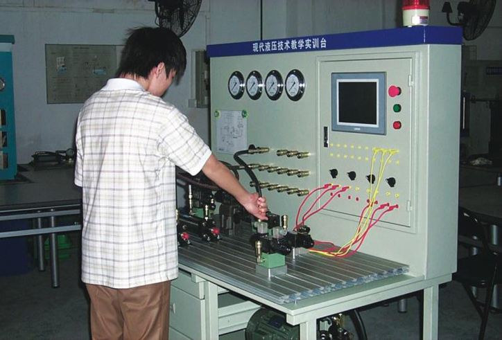 PLC-液压技术教学实训台（带人机界面PLC控制扩展型）  型号：Sukey-H3